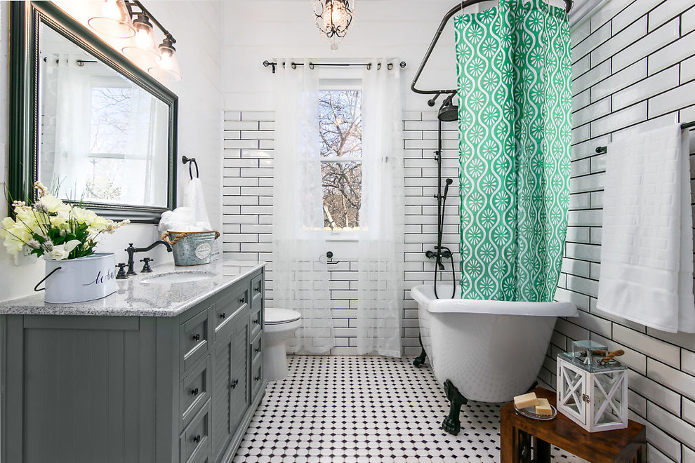 Idéer för lantliga grått badrum med dusch, med luckor med lamellpanel, grå skåp, ett badkar med tassar, en dusch/badkar-kombination, vit kakel, tunnelbanekakel, vita väggar, ett undermonterad handfat, flerfärgat golv och dusch med duschdraperi