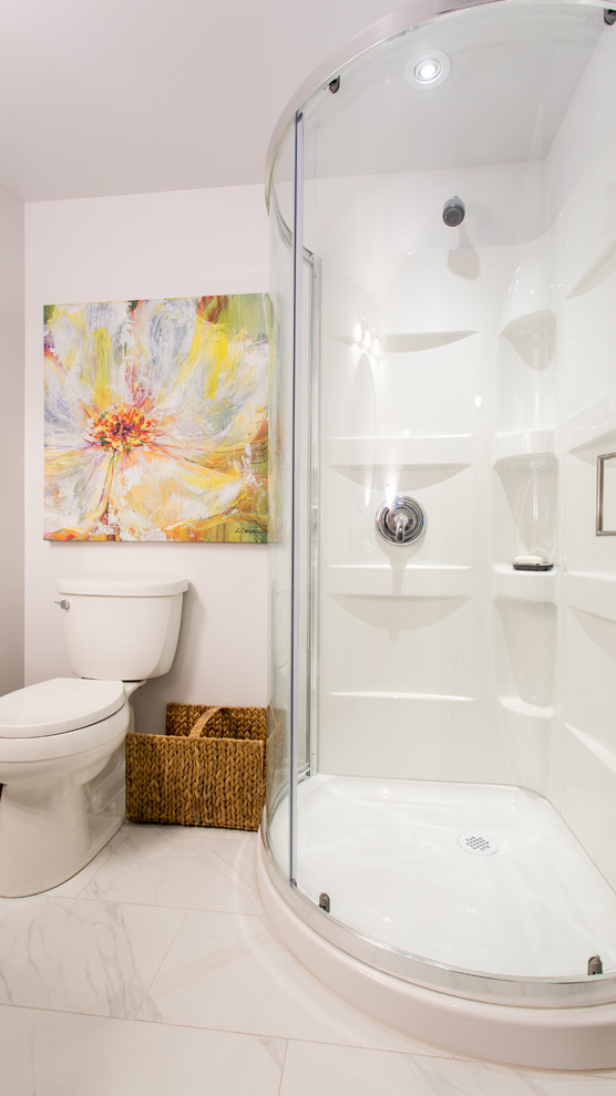 Cette image montre une petite salle de bain avec une douche d'angle, WC séparés, un carrelage gris et des carreaux de céramique.