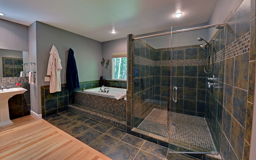 Foto di una stanza da bagno minimal con lavabo a colonna