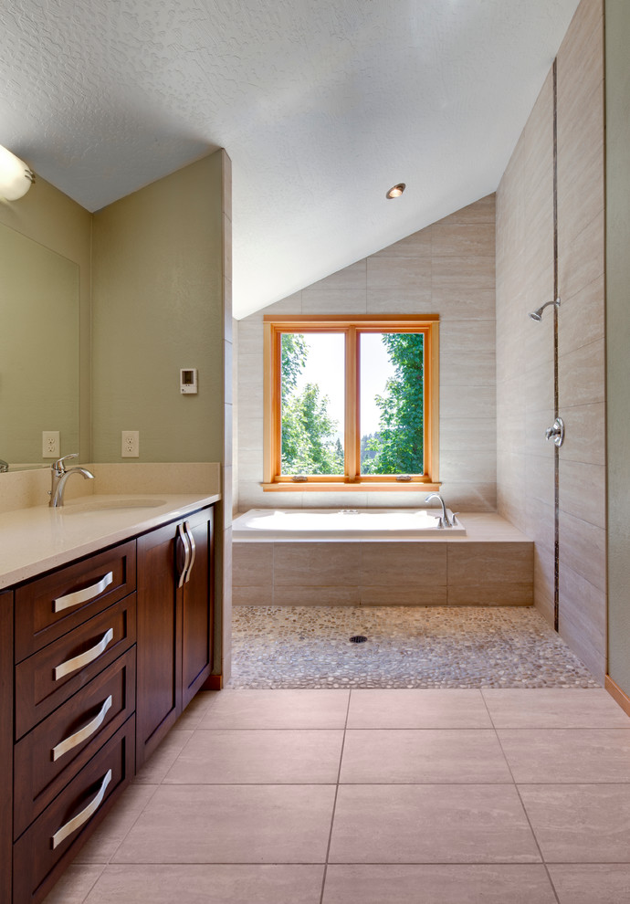 Пример оригинального дизайна: главная ванная комната среднего размера в стиле кантри с накладной ванной, двойным душем, керамогранитной плиткой, полом из галечной плитки, фасадами в стиле шейкер, темными деревянными фасадами, раздельным унитазом, бежевой плиткой, бежевыми стенами, врезной раковиной и столешницей из кварцита