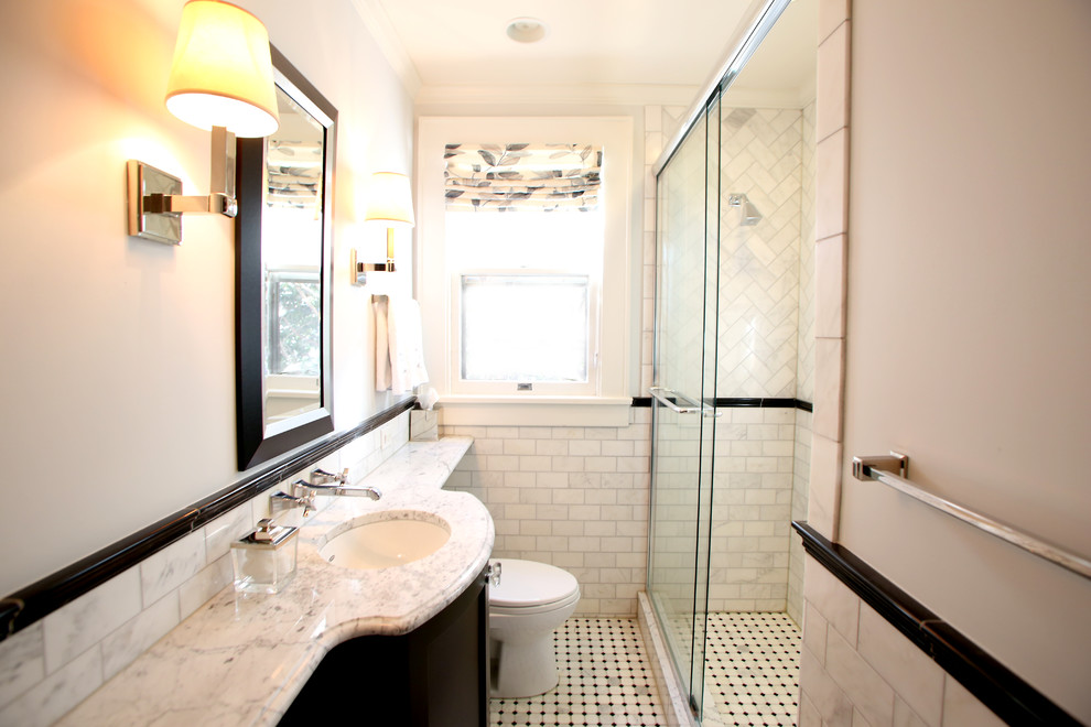 Esempio di una piccola stanza da bagno chic con ante in stile shaker, ante nere, doccia alcova, piastrelle bianche, piastrelle di marmo, pavimento in marmo, lavabo sottopiano, top in marmo, pavimento bianco e porta doccia scorrevole