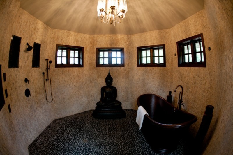 Kleines Asiatisches Badezimmer En Suite mit freistehender Badewanne, offener Dusche, beiger Wandfarbe und Kiesel-Bodenfliesen in Chicago
