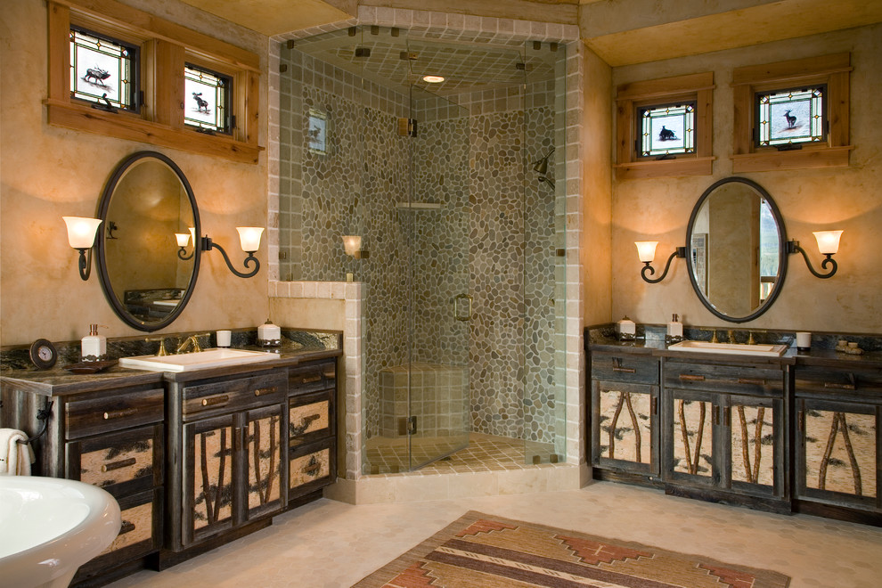 Пример оригинального дизайна: большая главная ванная комната в стиле рустика с накладной раковиной, темными деревянными фасадами, угловым душем и галечной плиткой