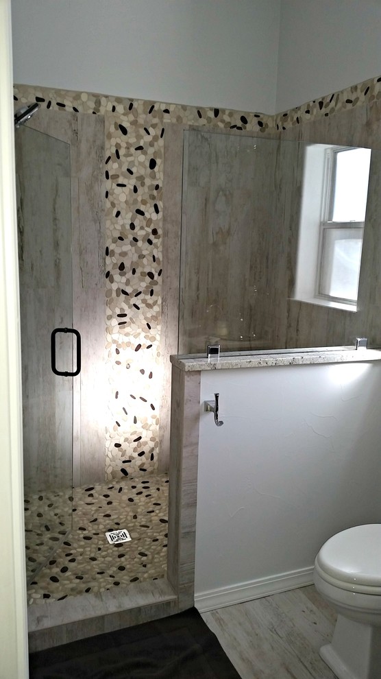 Mittelgroßes Rustikales Badezimmer mit offener Dusche, grauen Fliesen, Porzellanfliesen und Porzellan-Bodenfliesen in Albuquerque