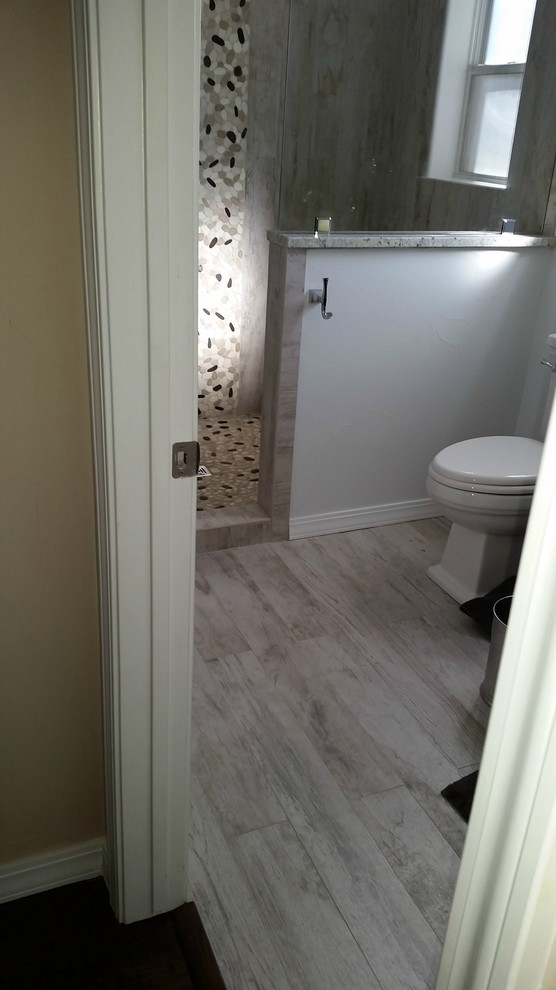Foto di una stanza da bagno stile rurale di medie dimensioni con doccia aperta, piastrelle grigie, piastrelle in gres porcellanato e pavimento in gres porcellanato