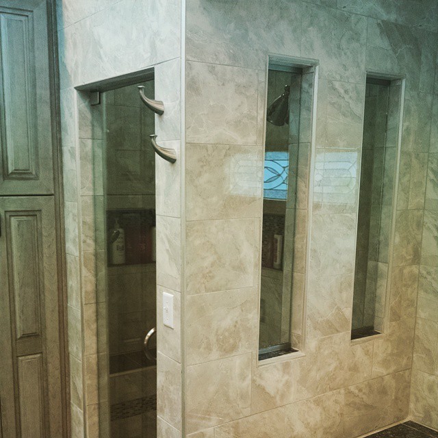 На фото: большая главная ванная комната в классическом стиле с фасадами в стиле шейкер, серыми фасадами, накладной ванной, душем в нише, раздельным унитазом, серой плиткой, керамогранитной плиткой, разноцветными стенами, полом из керамогранита, врезной раковиной и столешницей из гранита