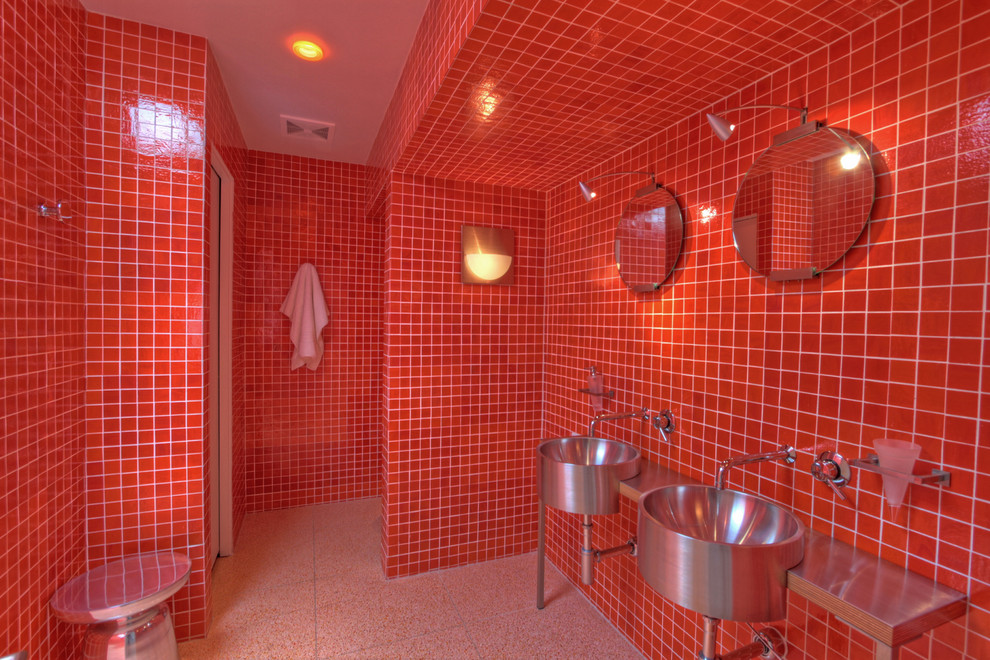 Imagen de cuarto de baño moderno con lavabo sobreencimera, ducha empotrada y baldosas y/o azulejos rojos