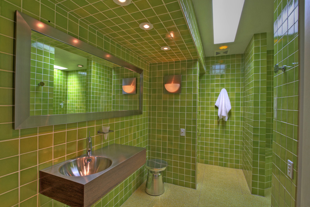 Ispirazione per una stanza da bagno minimalista con lavabo sospeso