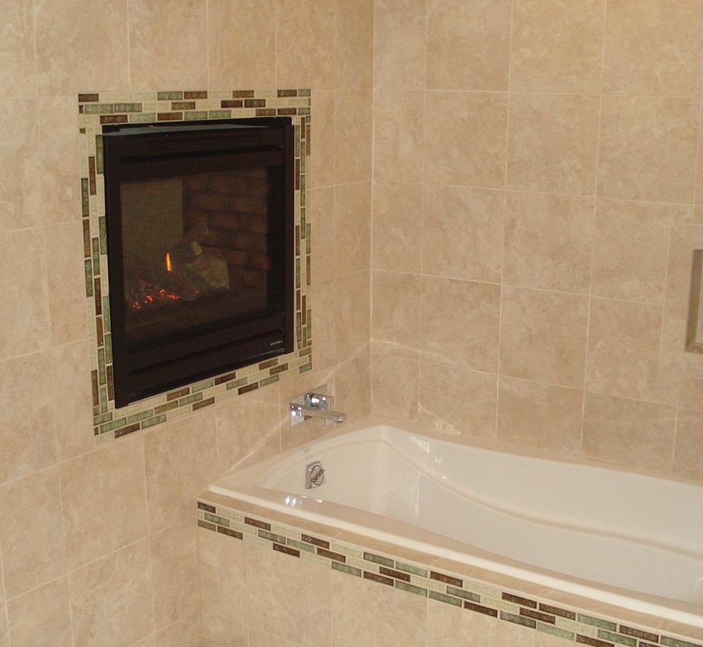 Immagine di una stanza da bagno etnica di medie dimensioni con vasca da incasso, piastrelle beige, piastrelle in ceramica, pavimento in gres porcellanato, pavimento beige e nicchia