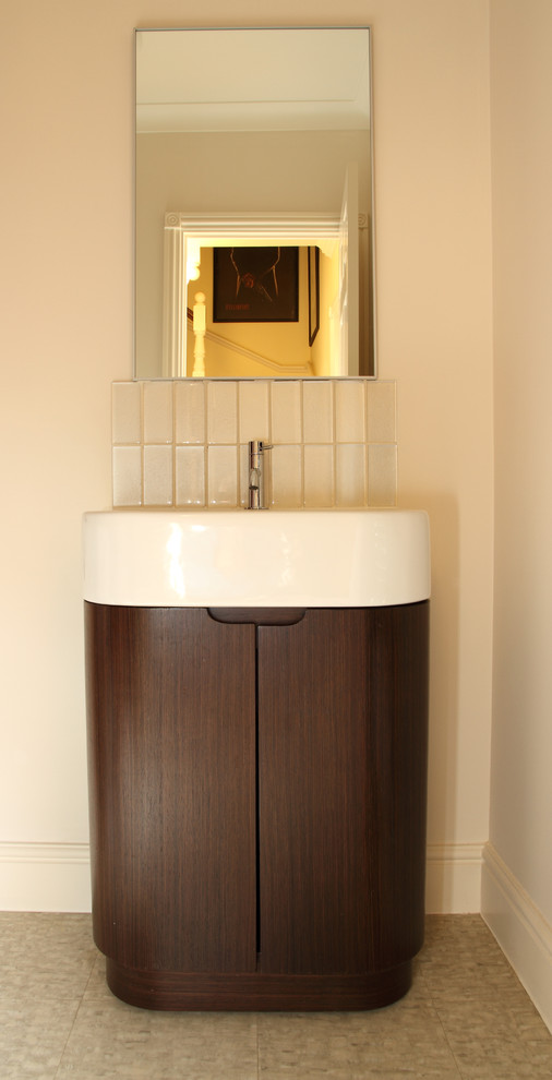 Пример оригинального дизайна: маленькая главная ванная комната в современном стиле с консольной раковиной, плоскими фасадами, темными деревянными фасадами, бежевой плиткой, бежевыми стенами и полом из линолеума для на участке и в саду