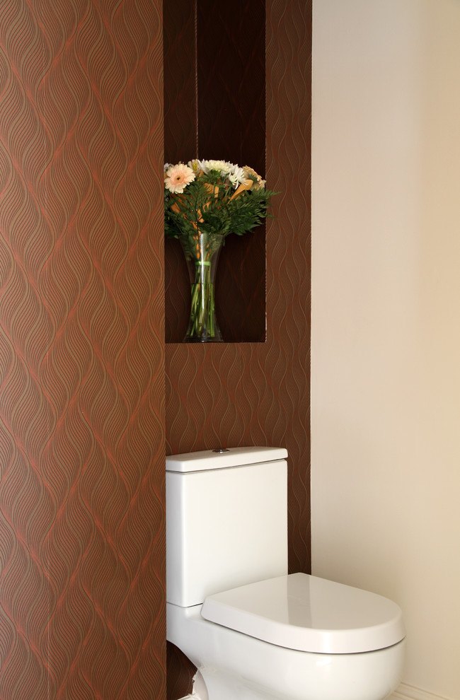 Стильный дизайн: маленький туалет в современном стиле с раздельным унитазом, коричневыми стенами и полом из керамической плитки для на участке и в саду - последний тренд