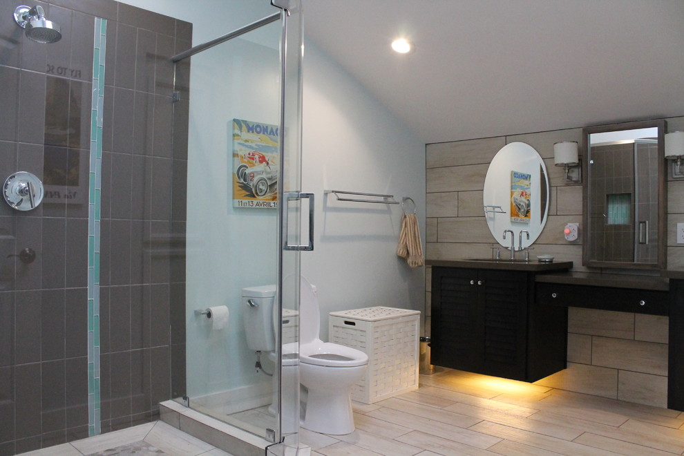 Exempel på ett mellanstort maritimt en-suite badrum, med ett undermonterad handfat, skåp i mörkt trä, bänkskiva i kvarts, en hörndusch, en toalettstol med separat cisternkåpa, brun kakel, porslinskakel, blå väggar och luckor med lamellpanel