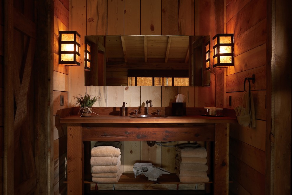 Kleines Uriges Duschbad mit offenen Schränken, dunklen Holzschränken, Einbauwaschbecken, Waschtisch aus Holz, dunklem Holzboden, brauner Wandfarbe und brauner Waschtischplatte in Denver
