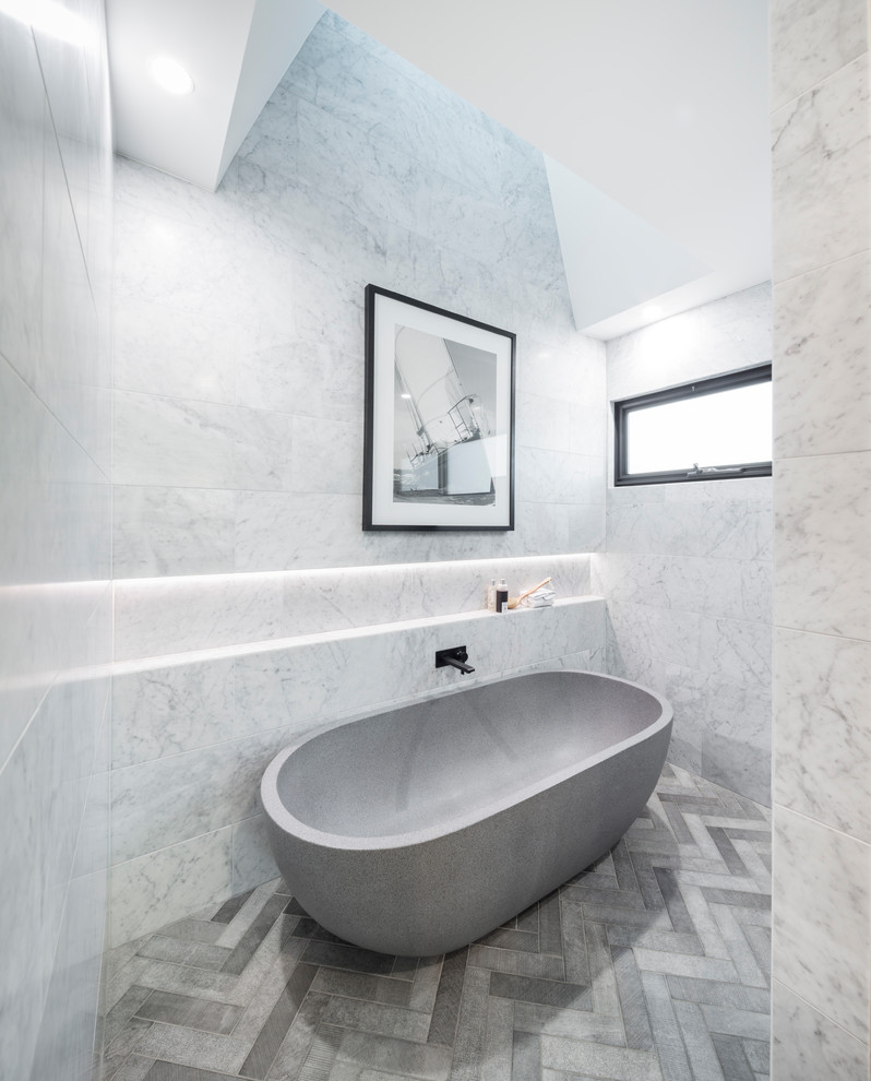 Foto på ett mellanstort funkis badrum med dusch, med en hörndusch och grått golv