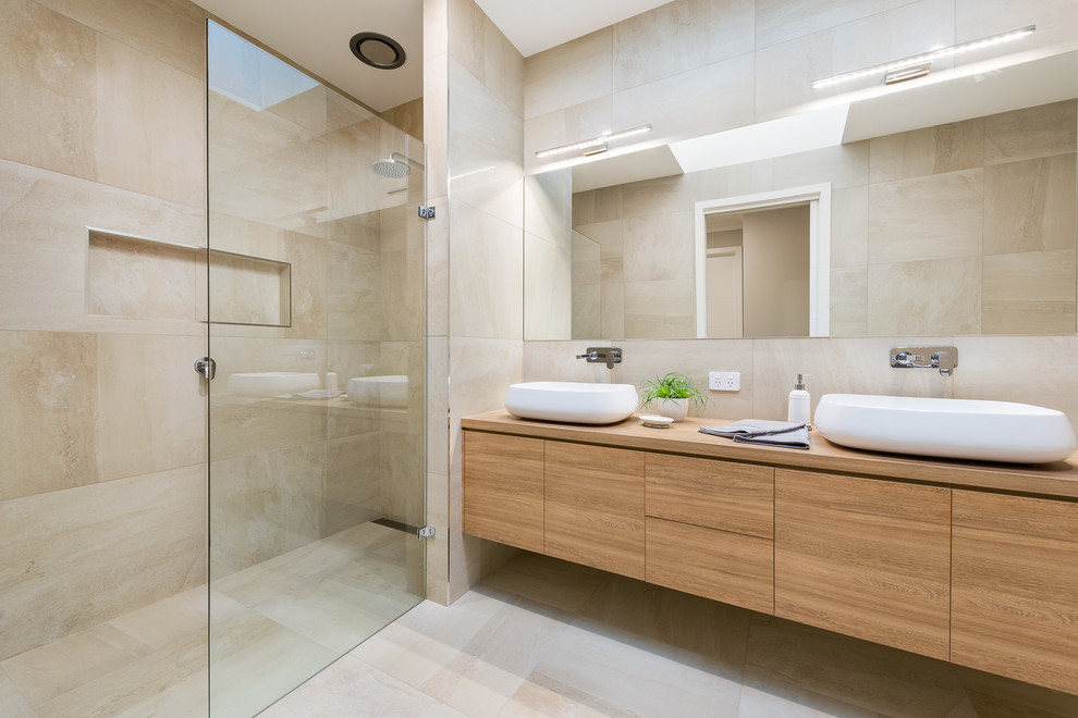 Modern inredning av ett stort en-suite badrum, med möbel-liknande, ett fristående badkar, en öppen dusch, beige kakel, keramikplattor, beige väggar, klinkergolv i keramik, ett fristående handfat, laminatbänkskiva, beiget golv och med dusch som är öppen