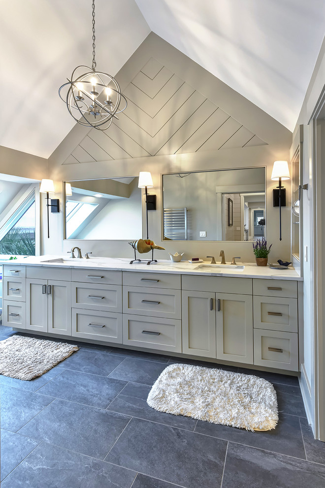 Foto di una stanza da bagno padronale costiera con ante in stile shaker, ante grigie, pareti grigie, lavabo sottopiano, pavimento grigio e top bianco