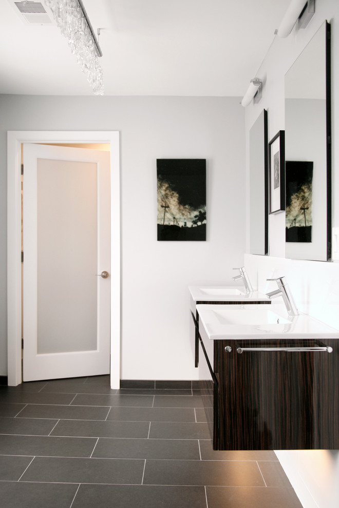 Imagen de cuarto de baño campestre con lavabo integrado, armarios con paneles lisos y baldosas y/o azulejos grises