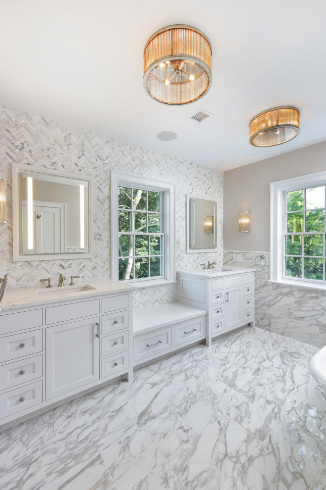 Foto di una stanza da bagno tradizionale con ante con riquadro incassato, ante bianche, pareti grigie, lavabo sottopiano, pavimento grigio e top bianco