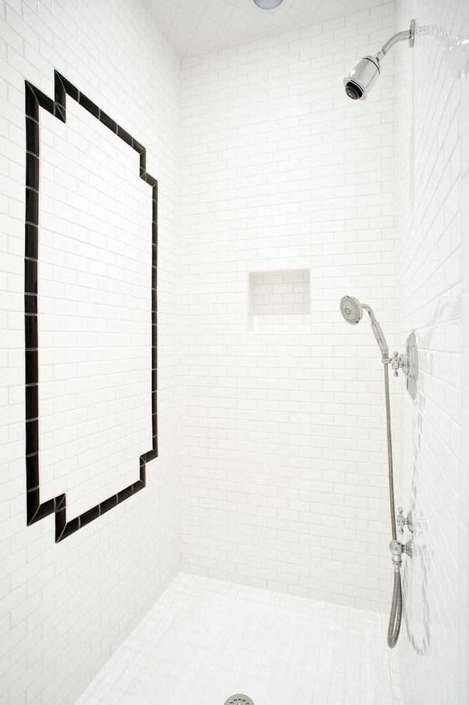 Inspiration för ett vintage badrum, med en dusch i en alkov, vit kakel och tunnelbanekakel