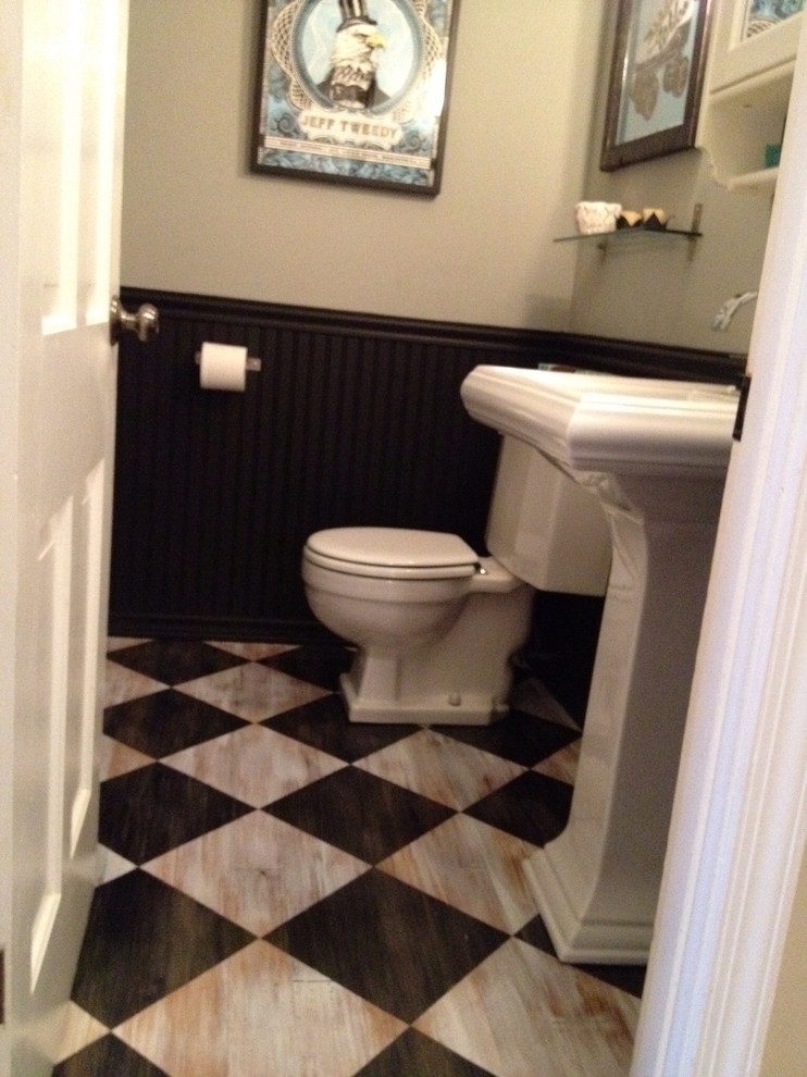 Ispirazione per una stanza da bagno con doccia country di medie dimensioni con WC a due pezzi, pareti beige, pavimento in legno verniciato e lavabo a colonna