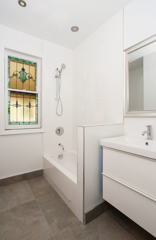 Идея дизайна: ванная комната в современном стиле с душем над ванной