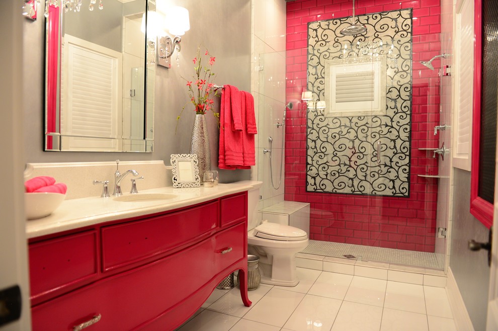 Idéer för stora funkis badrum för barn, med möbel-liknande, röda skåp, en kantlös dusch, en toalettstol med hel cisternkåpa, rosa kakel, grå väggar, klinkergolv i keramik, ett nedsänkt handfat och bänkskiva i kvarts