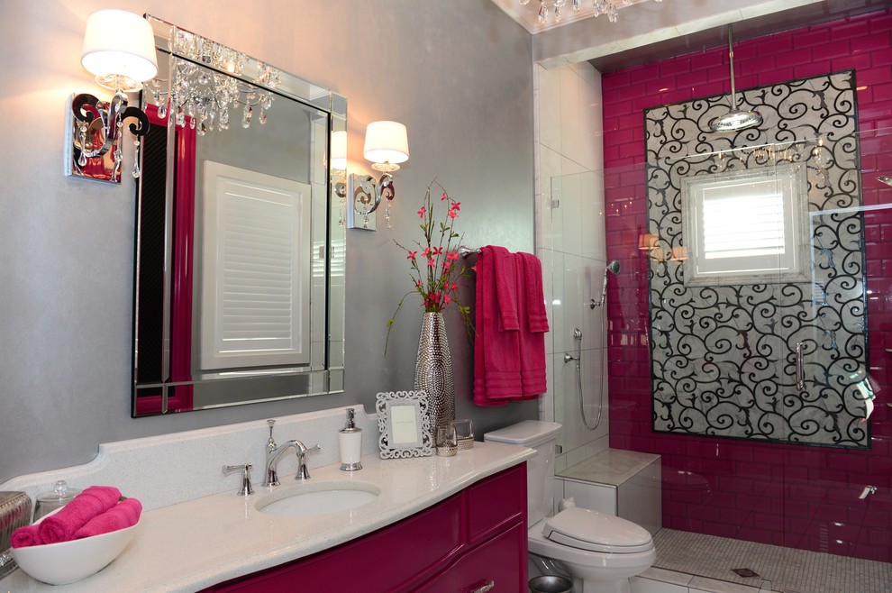 Foto på ett stort funkis badrum för barn, med möbel-liknande, röda skåp, en kantlös dusch, en toalettstol med hel cisternkåpa, rosa kakel, grå väggar, klinkergolv i keramik, ett nedsänkt handfat och bänkskiva i kvarts