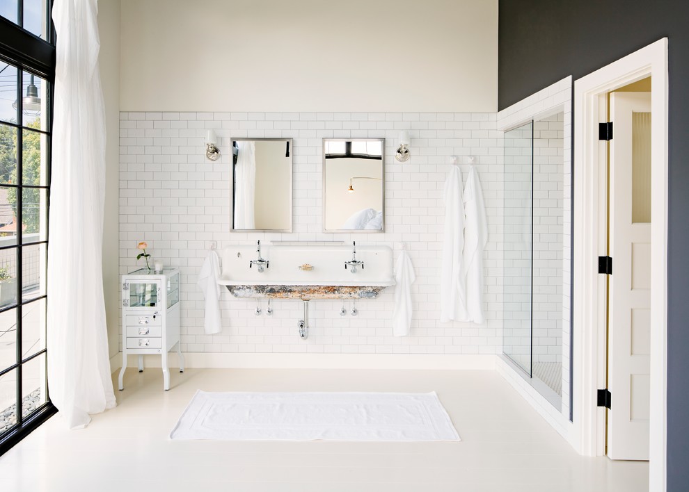 На фото: ванная комната в стиле лофт с раковиной с несколькими смесителями, белой плиткой, плиткой кабанчик и разноцветными стенами с