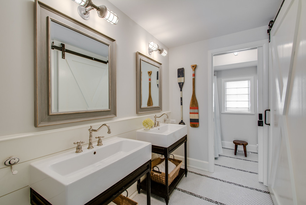 Diseño de cuarto de baño marinero con armarios abiertos, puertas de armario de madera en tonos medios, paredes blancas, suelo con mosaicos de baldosas, lavabo tipo consola, suelo blanco y ducha con cortina