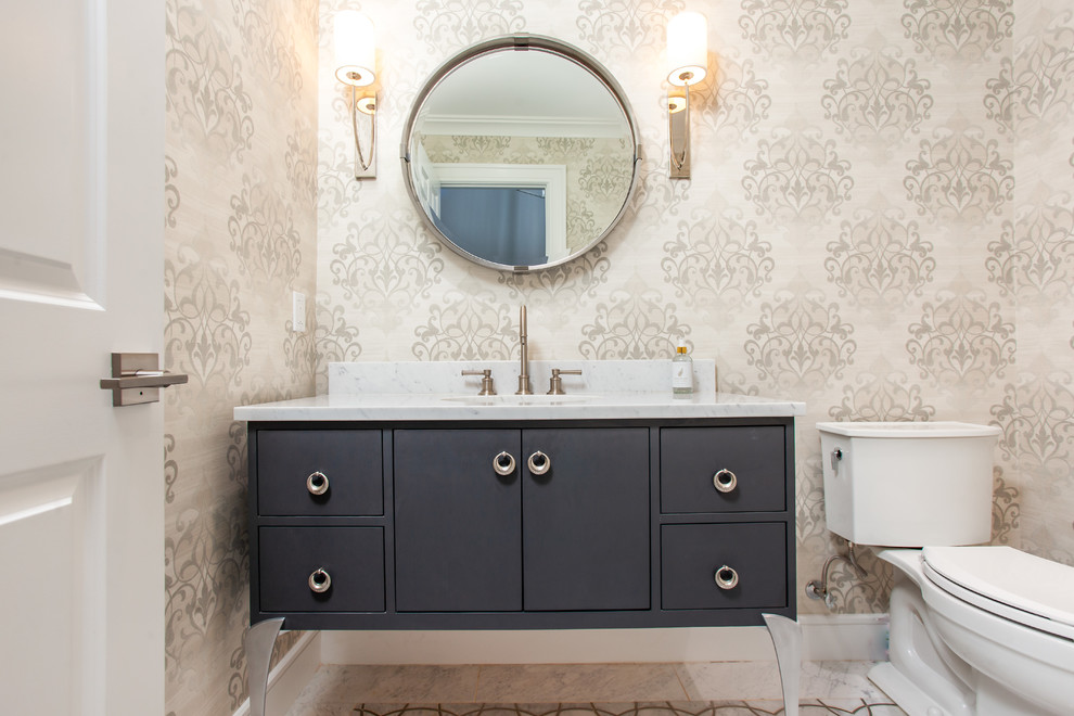 Свежая идея для дизайна: ванная комната среднего размера в стиле неоклассика (современная классика) с фасадами с утопленной филенкой, раздельным унитазом, полом из мозаичной плитки, мраморной столешницей и белым полом - отличное фото интерьера