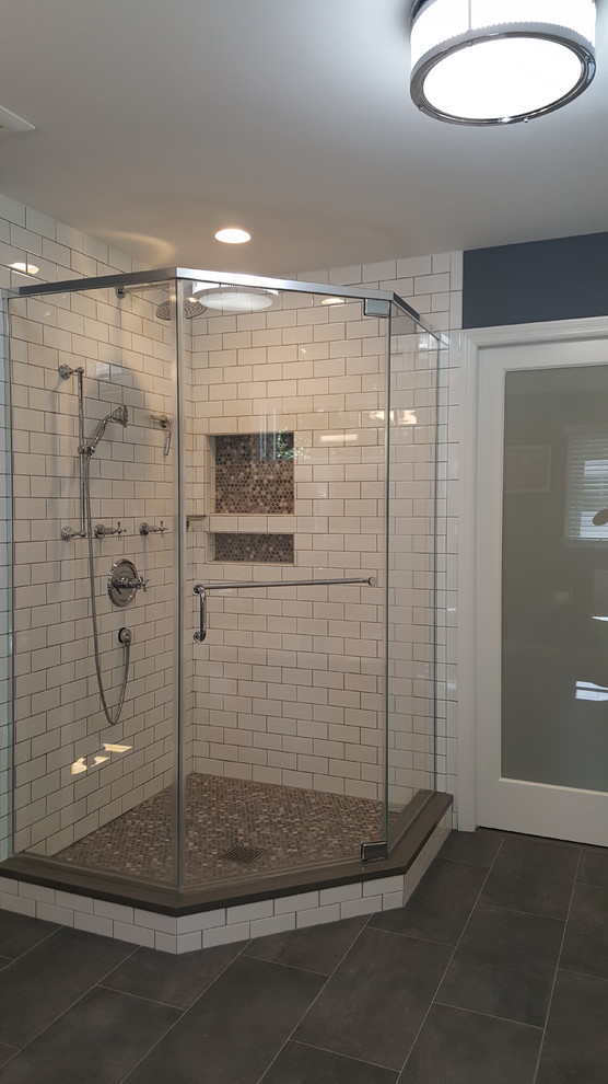 Источник вдохновения для домашнего уюта: большая главная ванная комната в стиле кантри с отдельно стоящей ванной, угловым душем, белой плиткой, плиткой кабанчик, серыми стенами, полом из сланца, серым полом и душем с распашными дверями