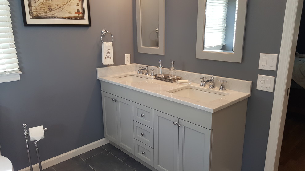 Exempel på ett stort klassiskt grå grått en-suite badrum, med luckor med infälld panel, grå skåp, ett fristående badkar, vit kakel, tunnelbanekakel, grå väggar, skiffergolv, ett undermonterad handfat, marmorbänkskiva och grått golv