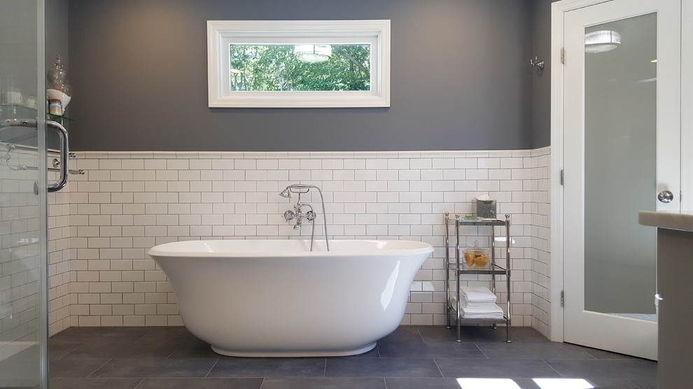 Inredning av ett lantligt stort en-suite badrum, med ett fristående badkar, vit kakel, tunnelbanekakel, skiffergolv, grått golv och grå väggar