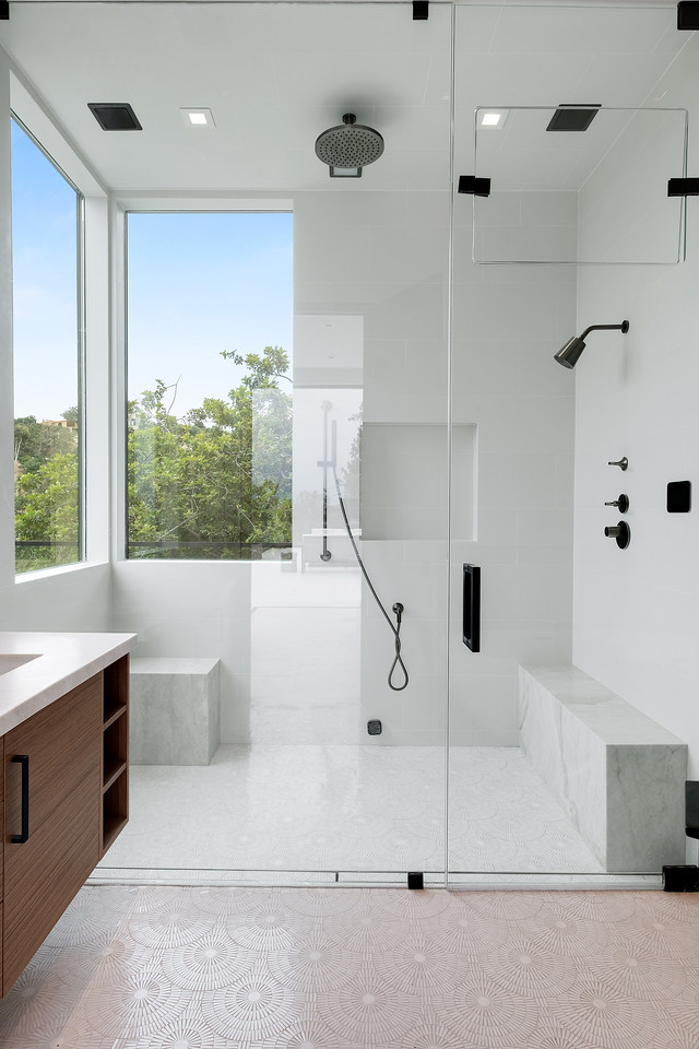 На фото: главная ванная комната среднего размера в стиле модернизм с душем над ванной, коричневой плиткой, плиткой под дерево, коричневыми стенами, полом из известняка, серым полом, коричневой столешницей, деревянным потолком и деревянными стенами с