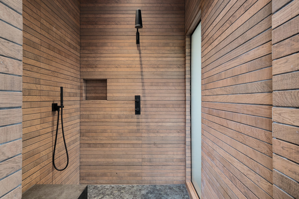 Aménagement d'une salle de bain principale moderne en bois de taille moyenne avec un combiné douche/baignoire, un carrelage marron, un carrelage imitation parquet, un mur marron, un sol en calcaire, un sol gris, un plan de toilette marron et un plafond en bois.