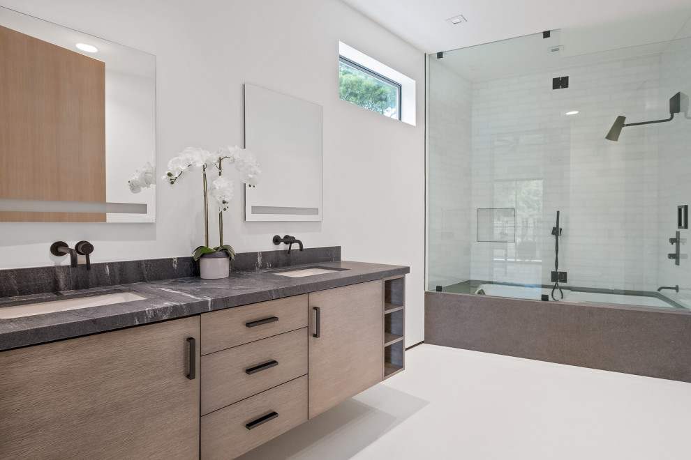 Mittelgroßes Modernes Badezimmer En Suite mit Duschbadewanne, weißen Fliesen, Keramikfliesen und brauner Waschtischplatte in Los Angeles