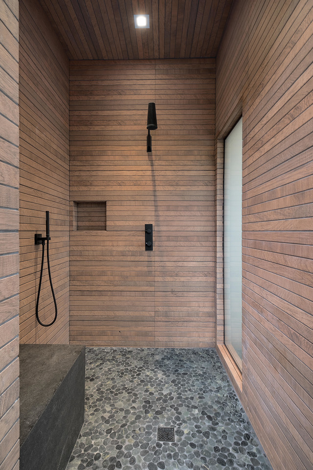 Идея дизайна: главная ванная комната среднего размера в стиле модернизм с душем над ванной, коричневой плиткой, плиткой под дерево, коричневыми стенами, полом из известняка, серым полом, коричневой столешницей, деревянным потолком и деревянными стенами