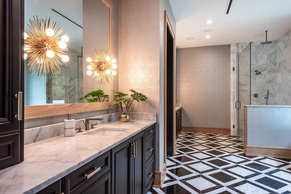 Ispirazione per una stanza da bagno classica con ante nere, piastrelle di marmo, top in marmo e porta doccia a battente