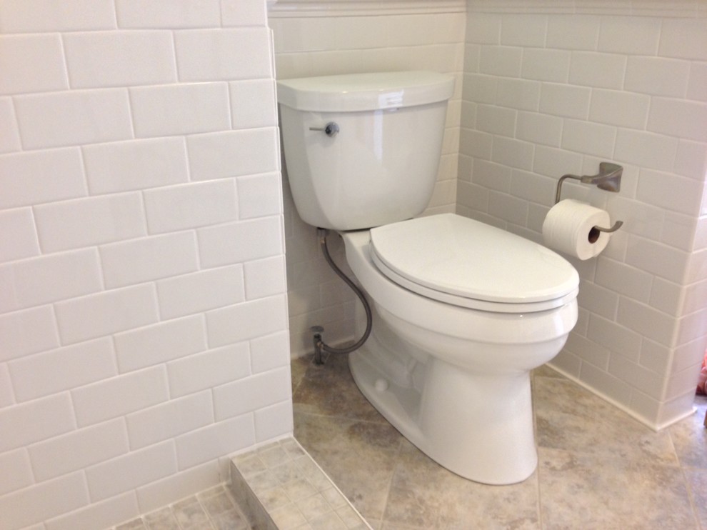 Foto di una stanza da bagno tradizionale con WC a due pezzi e piastrelle bianche
