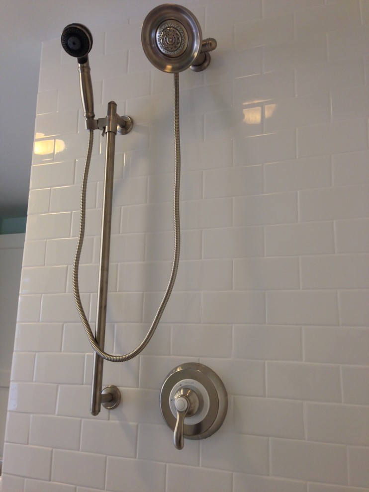 Modelo de cuarto de baño clásico renovado con ducha abierta y baldosas y/o azulejos blancos