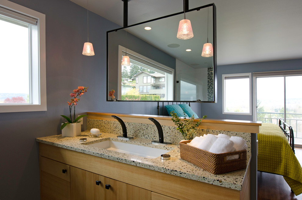Exempel på ett stort badrum med dusch, med ett avlångt handfat, släta luckor, skåp i ljust trä, blå väggar och mellanmörkt trägolv