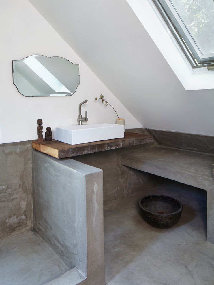 На фото: ванная комната среднего размера в стиле лофт с столешницей из бетона и бетонным полом