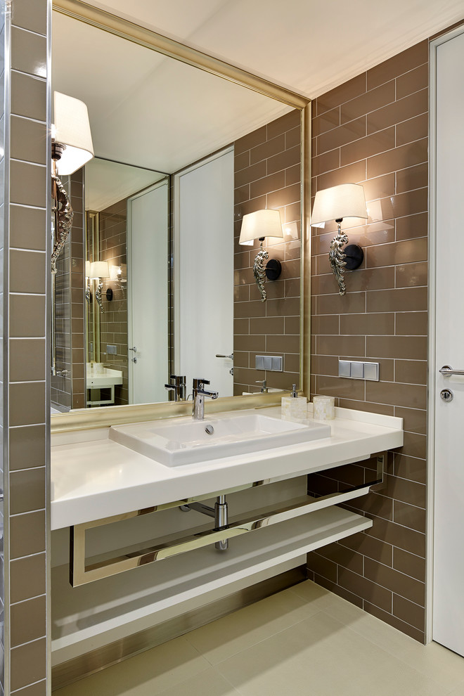 Idée de décoration pour une salle de bain design avec un carrelage marron, un mur marron et un lavabo posé.