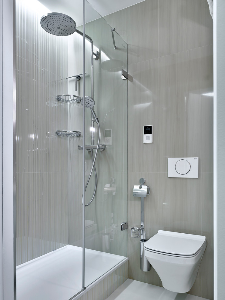 Пример оригинального дизайна: ванная комната в современном стиле с душем в нише, инсталляцией, бежевыми стенами и полом из керамогранита