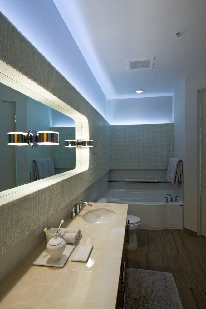 Inspiration for a contemporary bathroom remodel in Miami
