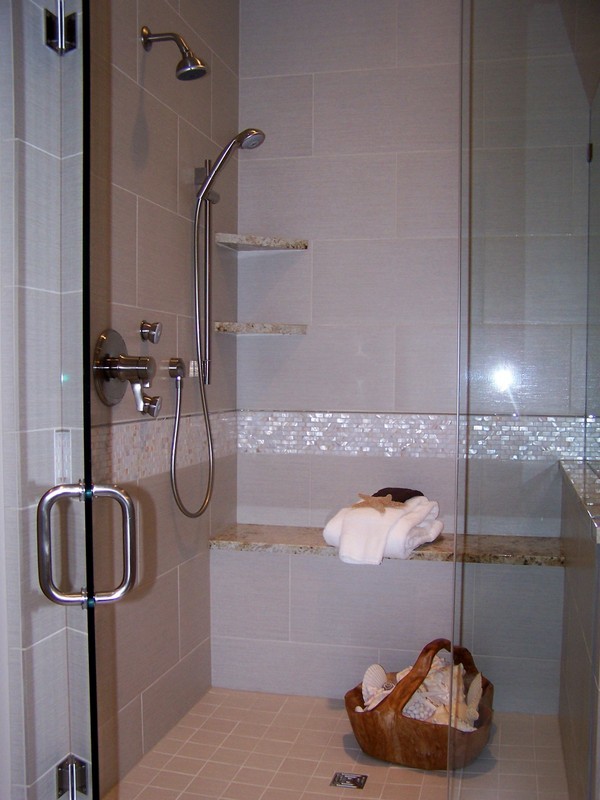 Klassisches Badezimmer mit bodengleicher Dusche, weißen Fliesen und Porzellanfliesen in Seattle