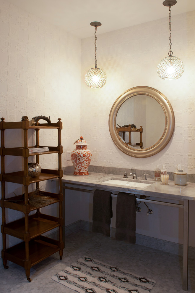 Пример оригинального дизайна: ванная комната среднего размера в стиле неоклассика (современная классика) с белыми стенами, мраморным полом, душевой кабиной, врезной раковиной и столешницей из ламината