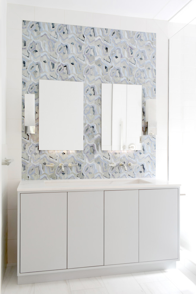 Foto på ett mellanstort funkis vit en-suite badrum, med släta luckor, grå skåp, mosaik, klinkergolv i porslin, ett avlångt handfat, vitt golv och dusch med gångjärnsdörr