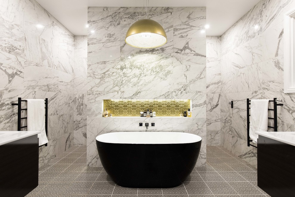 Inspiration för moderna badrum med dusch, med släta luckor, svarta skåp, ett fristående badkar och svart golv