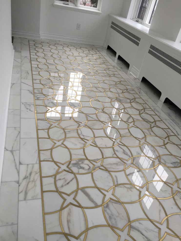 Imagen de cuarto de baño clásico grande con suelo de mármol